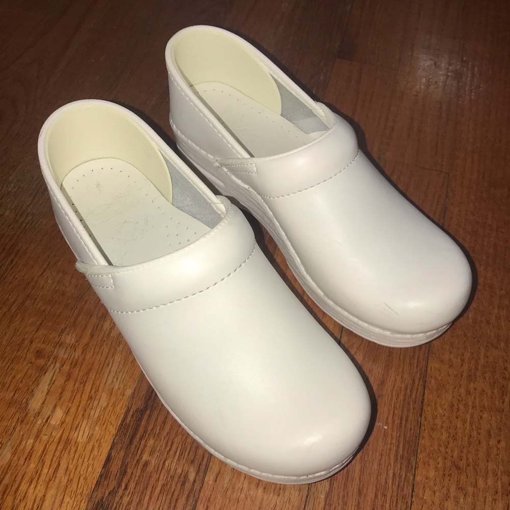 Dansko | White nursing clogs 38